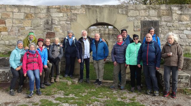 Teilnehmer vor der Burgruine Kappelberg