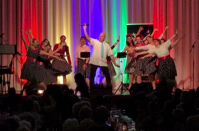 Elvis mit Background Tänzerinnen