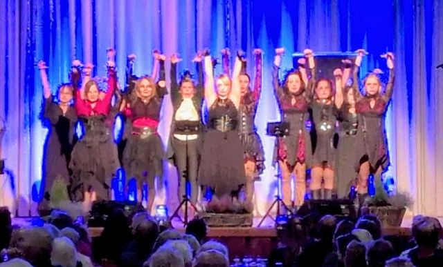 Viele Tänzerinnen auf der Bühne