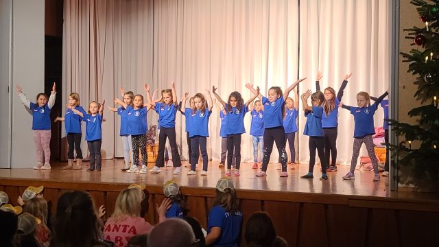 Mädchen der Tanzmäuse auf der Bühne