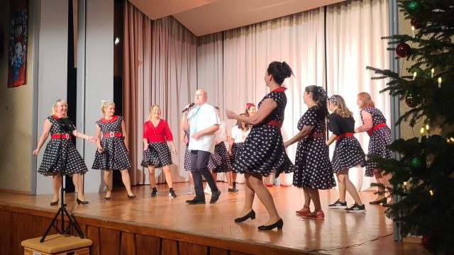 Die Tanzgruppe Dancorama zeigt eine Choreo zu einem Elvis Hit