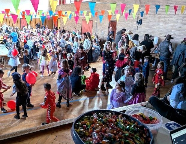 Blick in die vollbesetzte Halle beim Kinderfasching