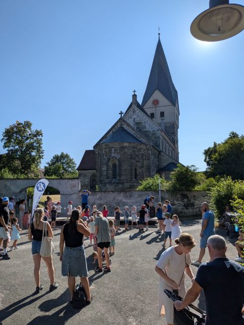 Tanzende Kinder vor der Sommerbühne vor der Stiftskirche