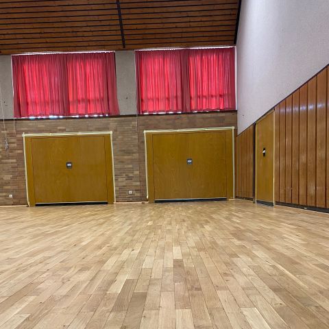 Zwei neue Tore, die in die Geräteräume der Turnhalle führen