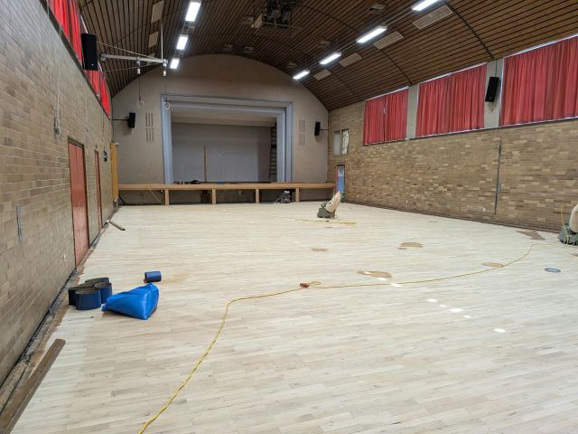 Ein Blick in die Turnhalle mit dem abgeschliffenen Boden