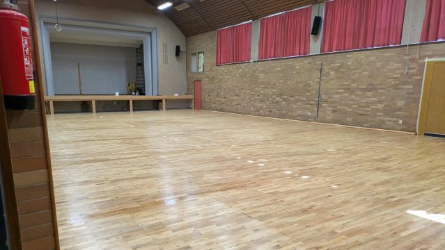Blick in die Turnhalle mit dem eingelassenen Parkettboden