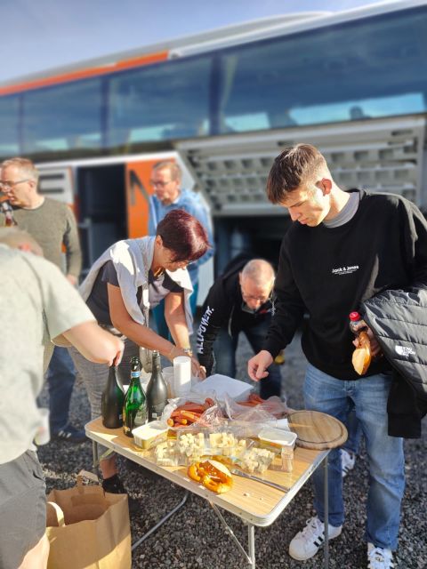 Campingtisch mit 4 Personen die Vesper richten