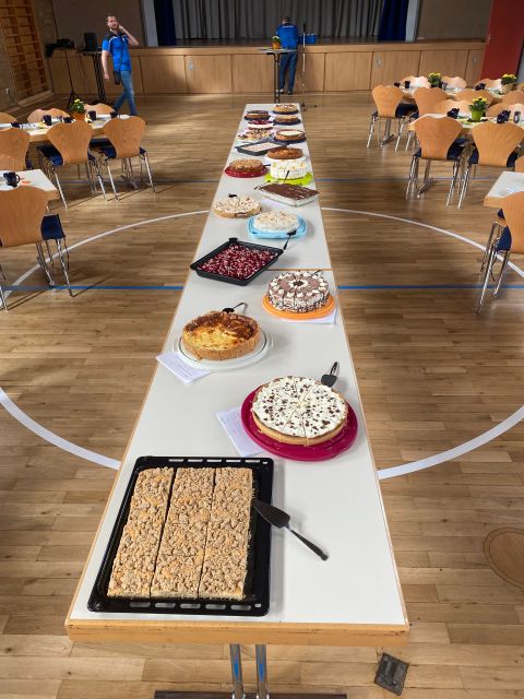 Kuchentafel mit ca. 20 gespendeten Kuchen