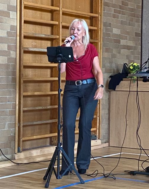 Silvie von der Songgroup Saitensprung am Mikrofon