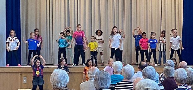 Auftritt unserer Tanzmäuse im Alter von 4-8 Jahren